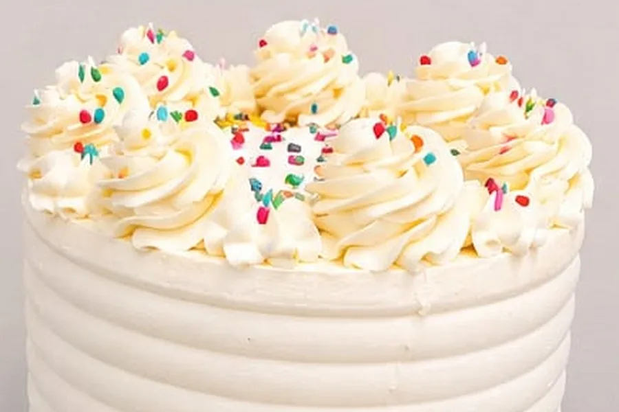 Layering, filling and smoothing a cake in class
